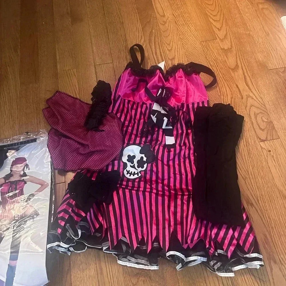 Pirate Girl's  Costume - Picture 3 of 3